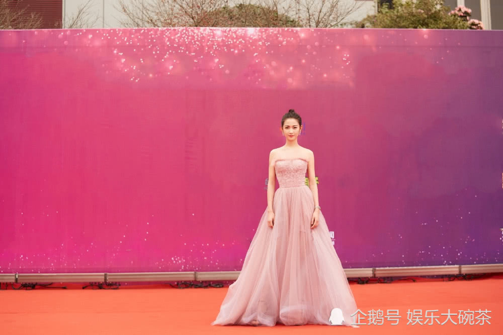 陈钰琪红毯照又美了，穿粉紫色纱裙仙气飘飘，一展少女的甜美浪漫