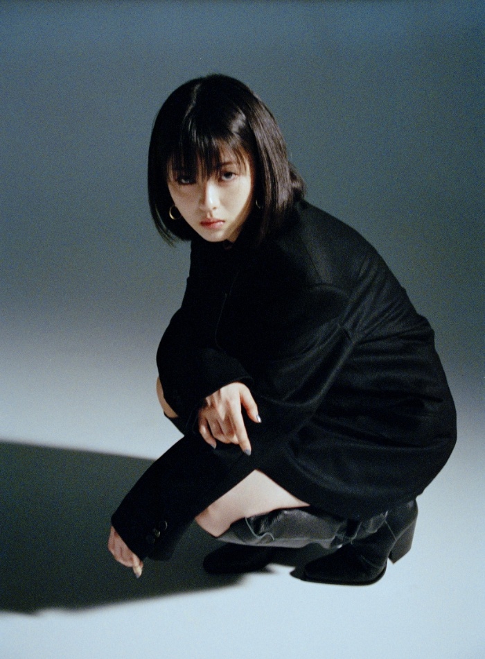 滨边美波拍摄时尚杂志写真 穿黑色大衣演绎冷酷少女