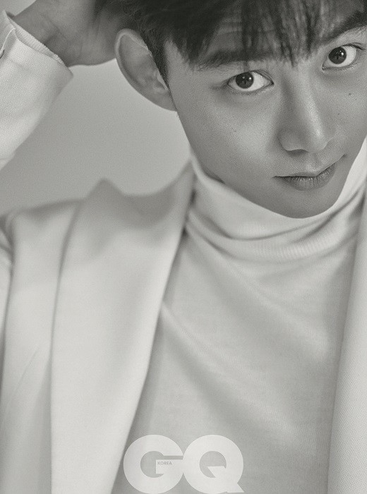 2PM玉泽演拍黑白写真登杂志 展成熟型男魅力