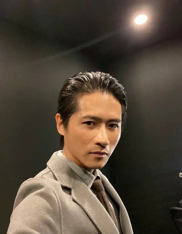 韩寒吐槽20年没有粉丝接机 遭沈腾调侃：过气了