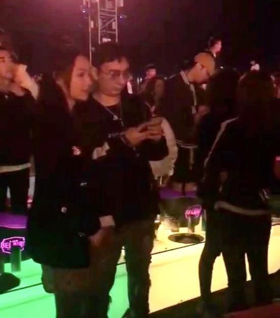 王思聪三亚跨年被偶遇 身边又有新美女相伴