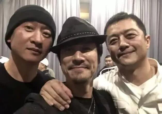 嫣然基金大聚会！王菲李亚鹏周迅同框不尬，窦靖童李嫣姐妹也现身