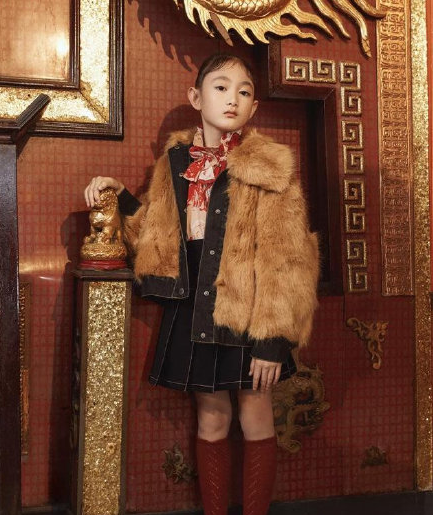 李小鹏7岁女儿拍杂志大片，梳高马尾气质冷艳