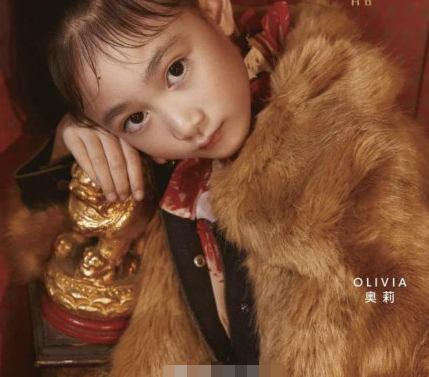 李小鹏7岁女儿拍杂志大片，梳高马尾气质冷艳