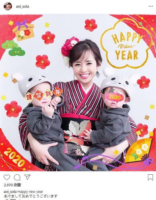 苍井空抱双胞胎恭贺新年 妈妈力十足