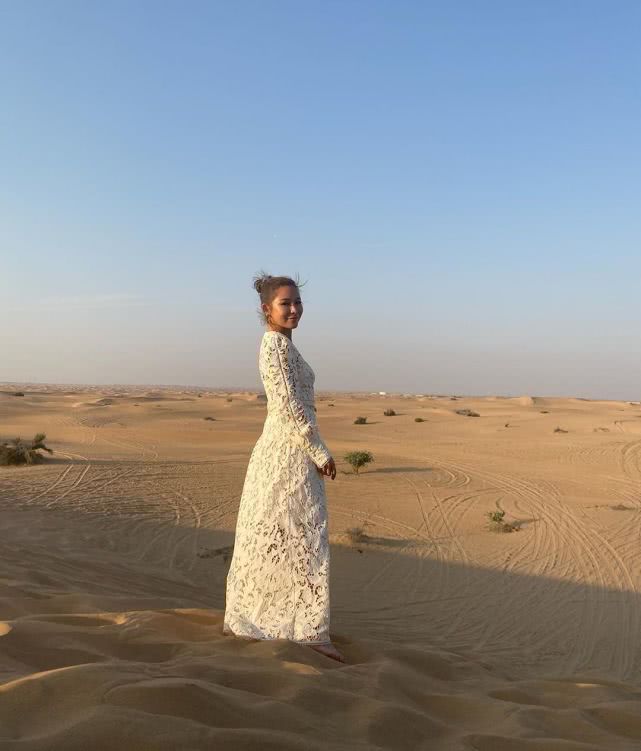 洗米华老婆沙漠游玩晒美照 一袭白裙美得有意境