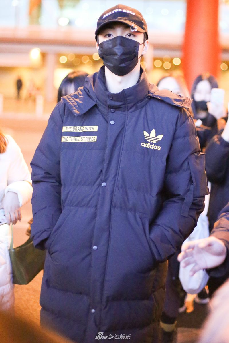 陈立农机场获粉丝簇拥 手插兜赶路眼神放空呆萌可爱