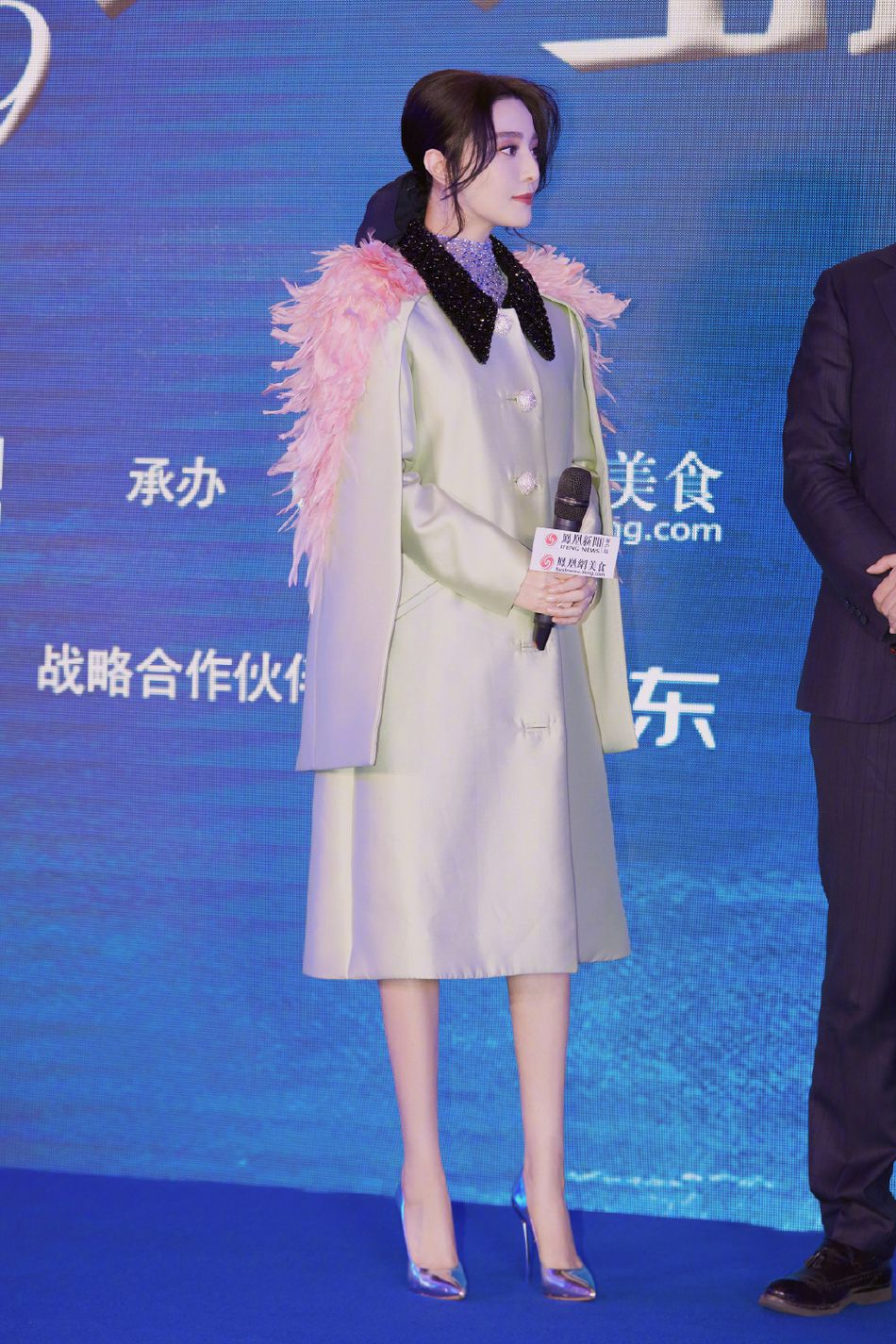 范冰冰小腿被工作室P成“竹竿” 超夸张修图引网友热议