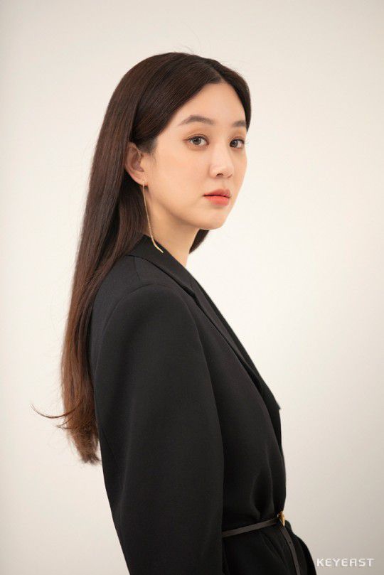 韩女星郑丽媛拍时尚杂志 皮衣造型气场强