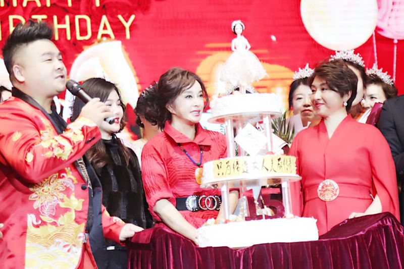 67岁刘晓庆穿红裙尽显女王范儿 手捧蛋糕亲切合影气质高雅