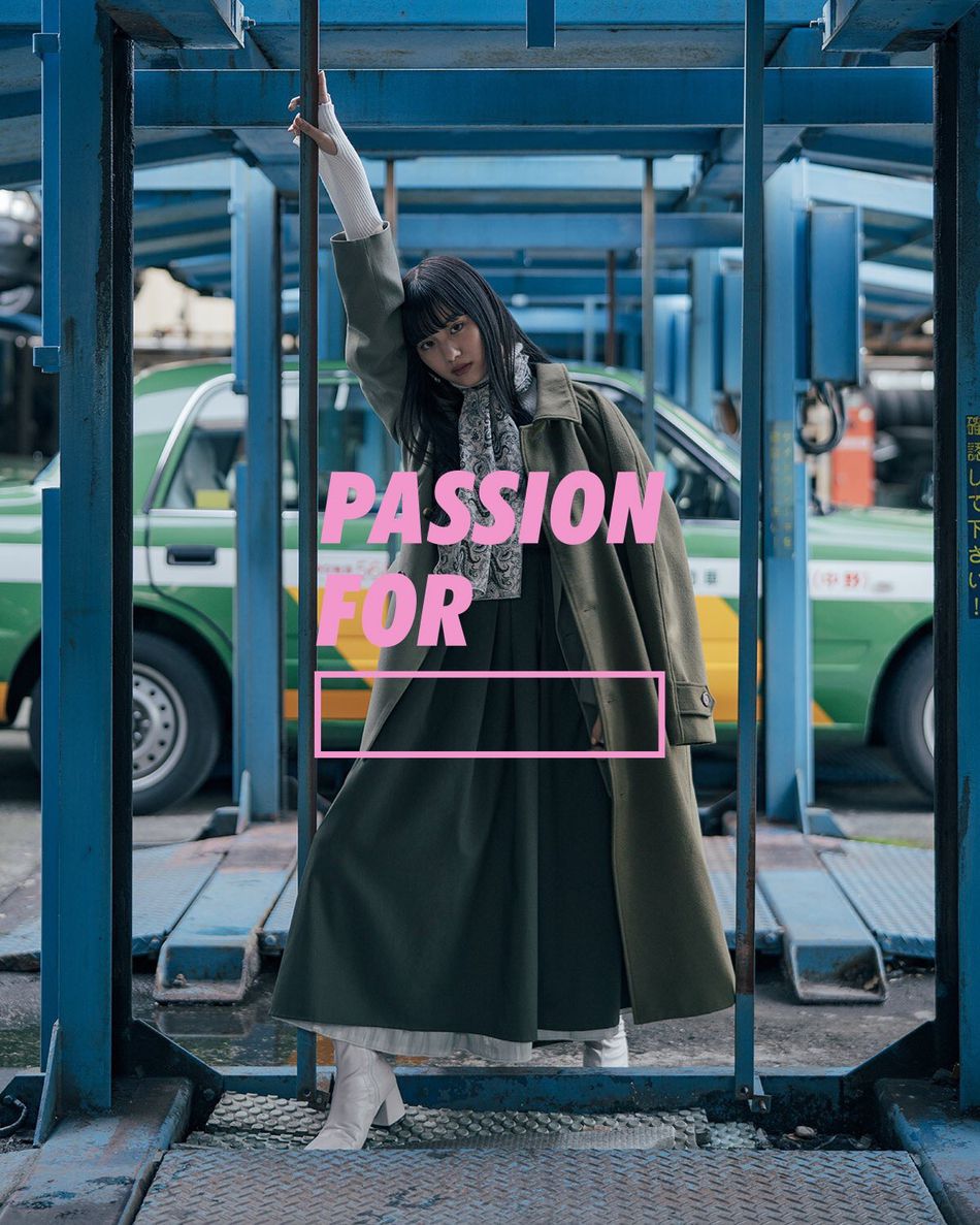 鹤岛乃爱拍摄时尚写真 穿灰绿色大衣演绎炫酷女孩