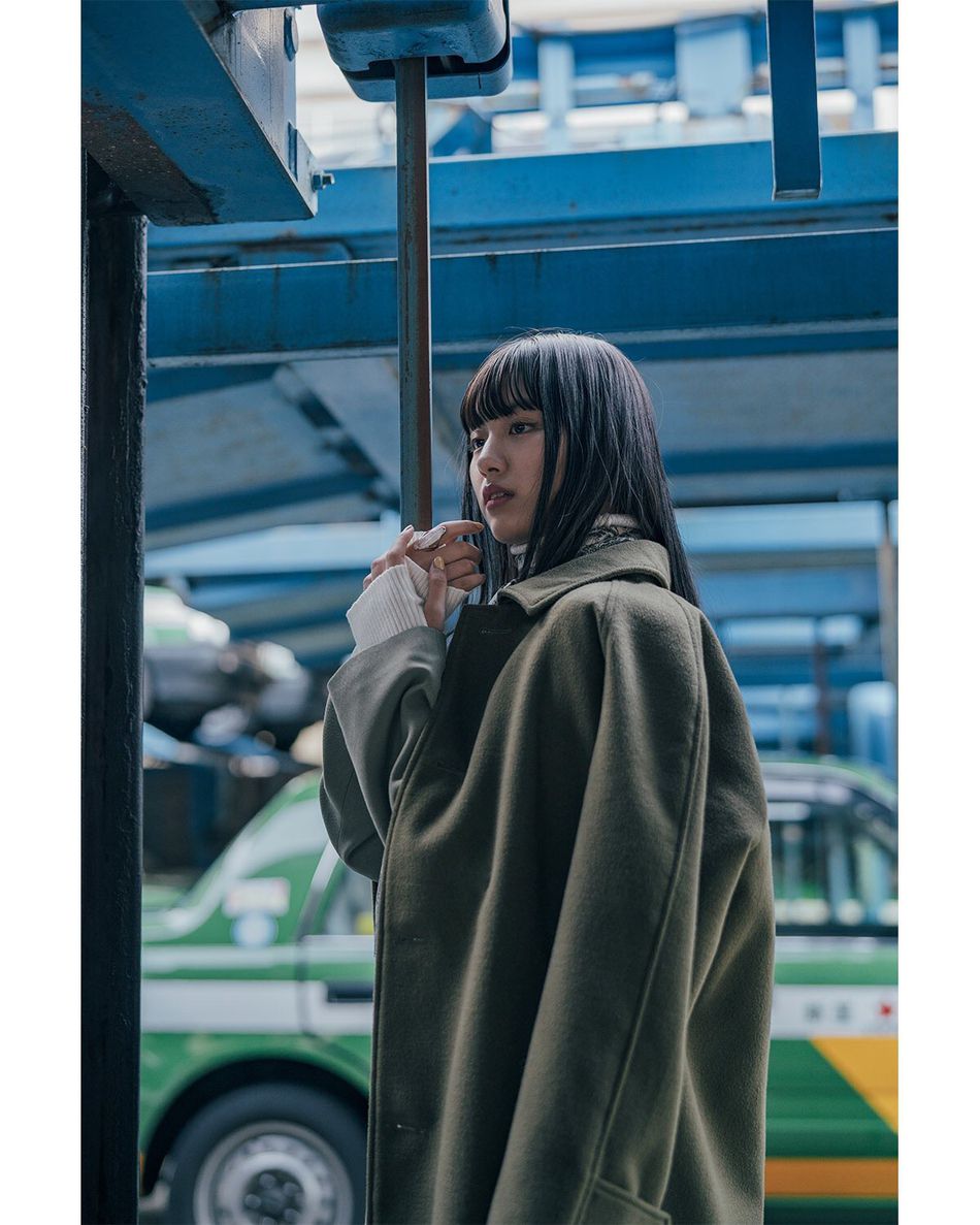 鹤岛乃爱拍摄时尚写真 穿灰绿色大衣演绎炫酷女孩