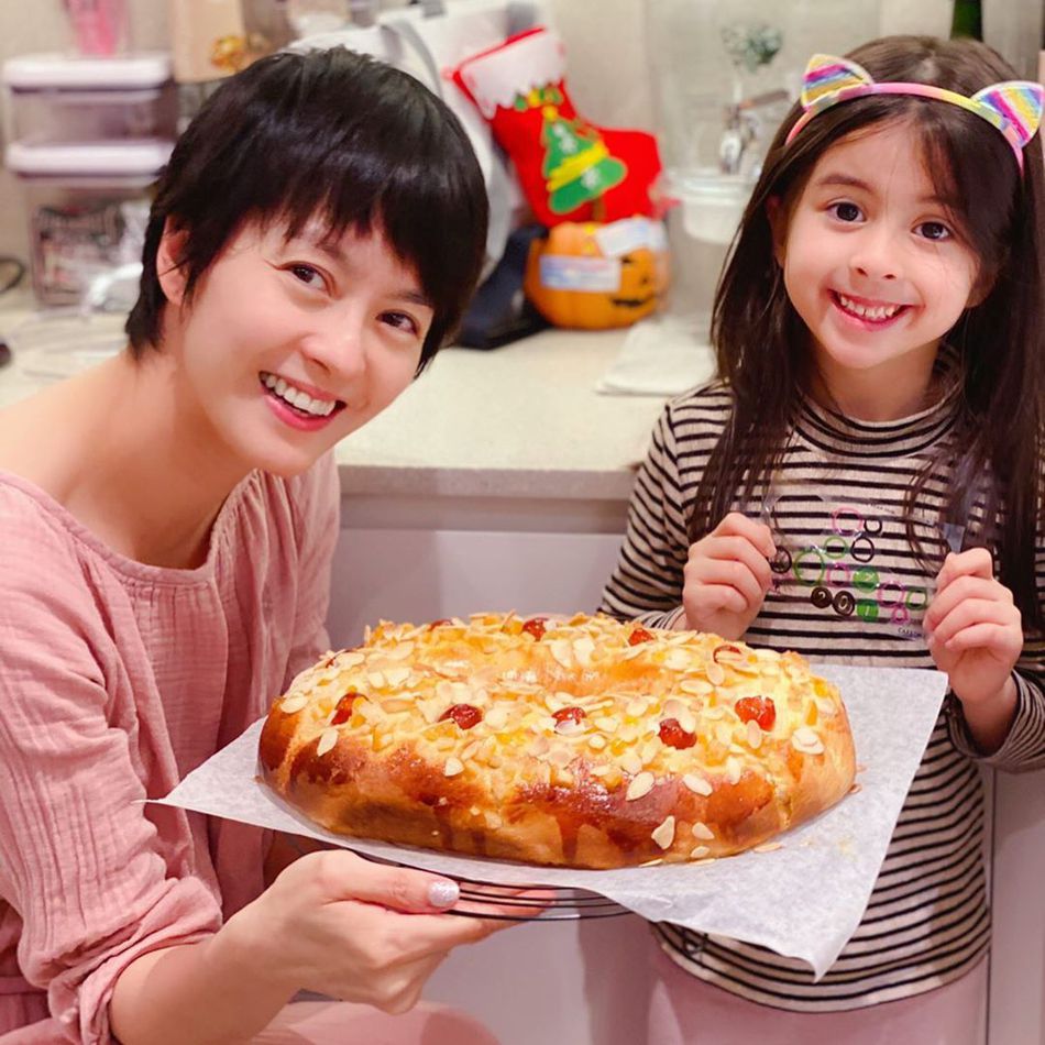 梁咏琪与女儿合力做面包共庆佳节 4岁索菲亚神似妈妈