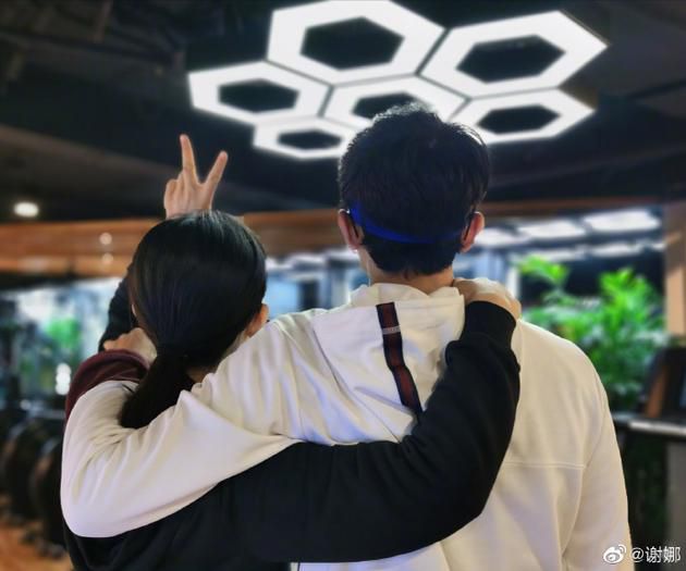 谢娜与张杰健身房甜蜜约会 晒依偎背影照狂撒狗粮