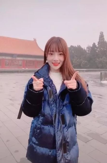 李小璐去看女儿甜馨演出 场外嘟嘴卖萌狂拍照甜美似少女