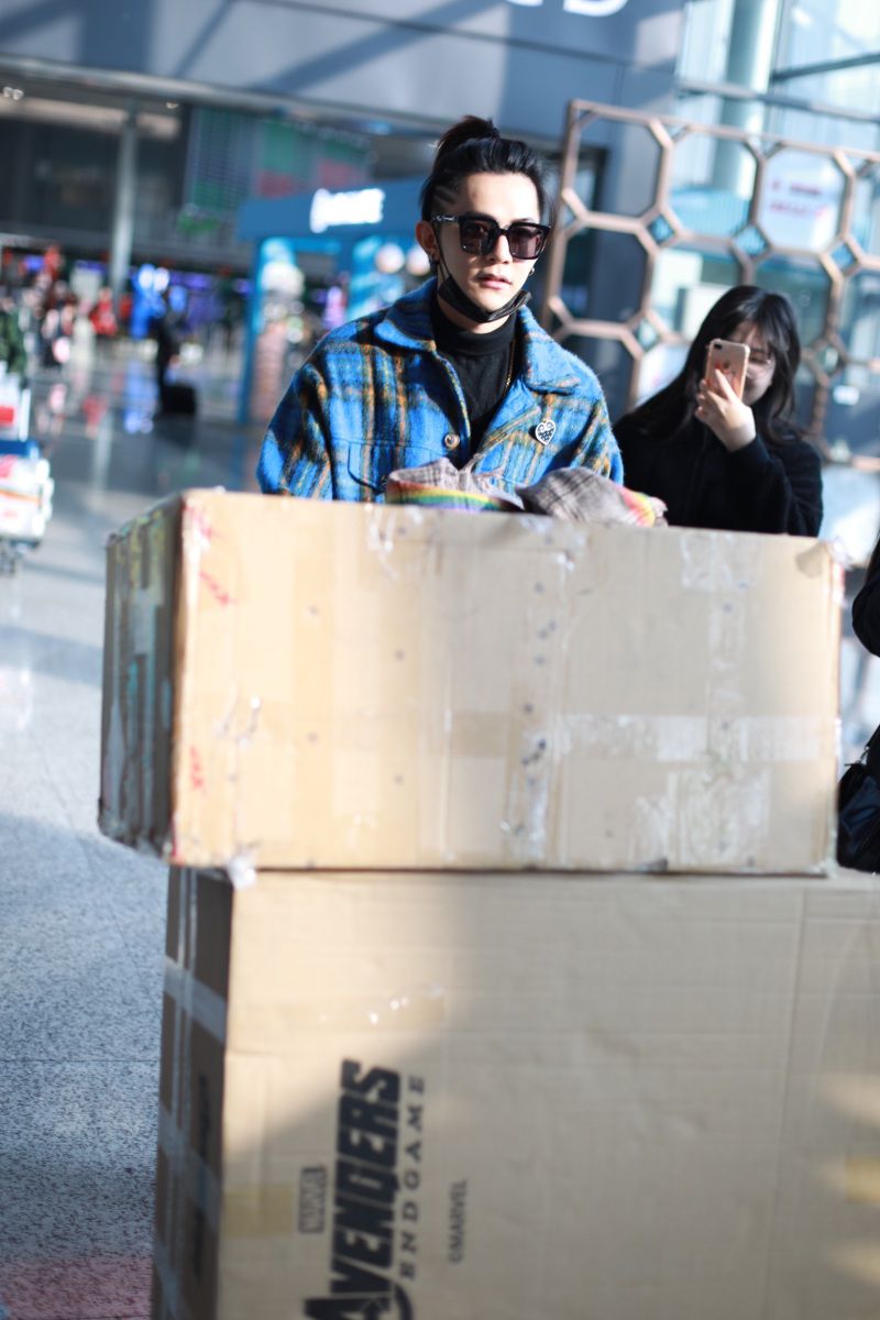 汪东城机场自推行李接地气 扎个性小辫帅气有型