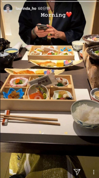 何超莲窦骁日本度假吃美食 两人戴情侣手链撒狗粮