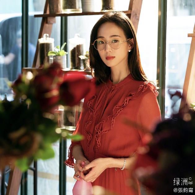张钧甯入驻绿洲 玫瑰红长裙文艺优雅回眸杀美翻
