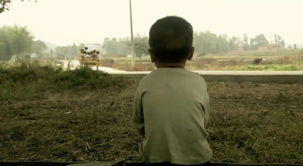 《遥望南方的童年》：中国农村留守儿童的真实写照，痛心的现实