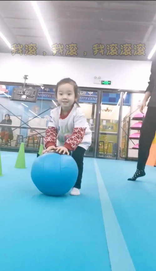 杨威晒女儿体操课视频 欢欢运动细胞强大动作敏捷