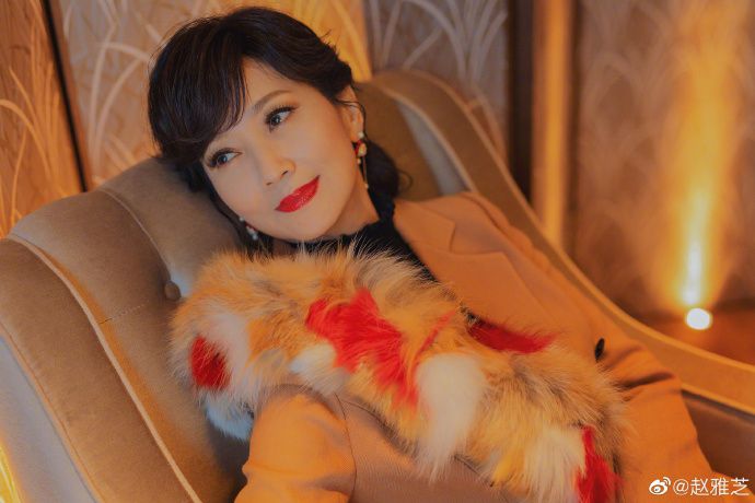赵雅芝穿驼色大衣端庄优雅