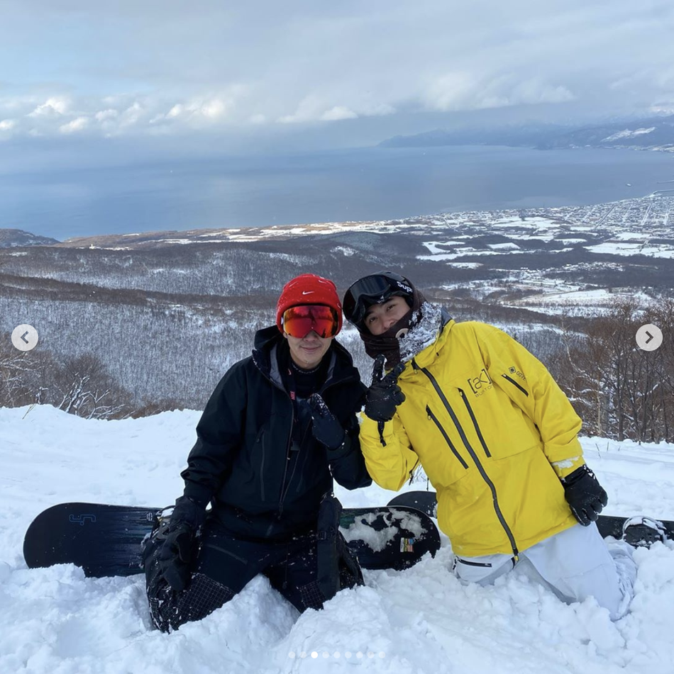 王思聪北海道滑雪开心晒照 穿亮黄色滑雪服大秀滑雪技术