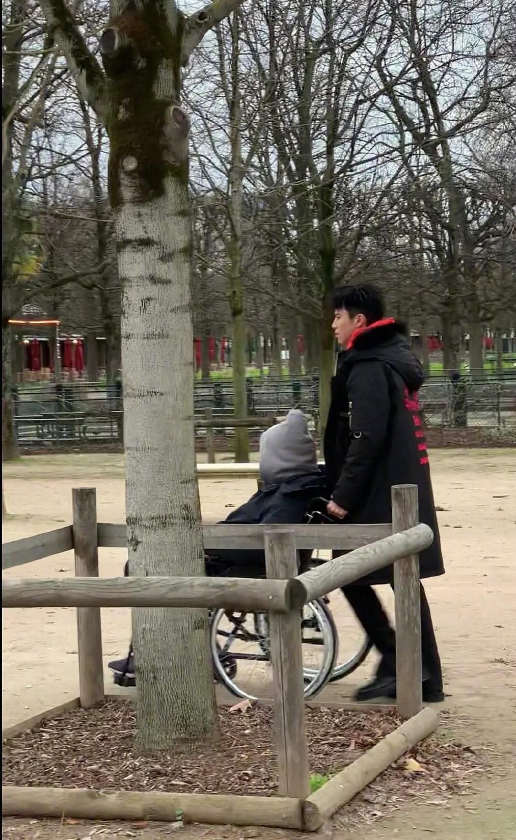 网友偶遇王鹤棣给工作人员推轮椅 贴心照顾受伤人员超暖心