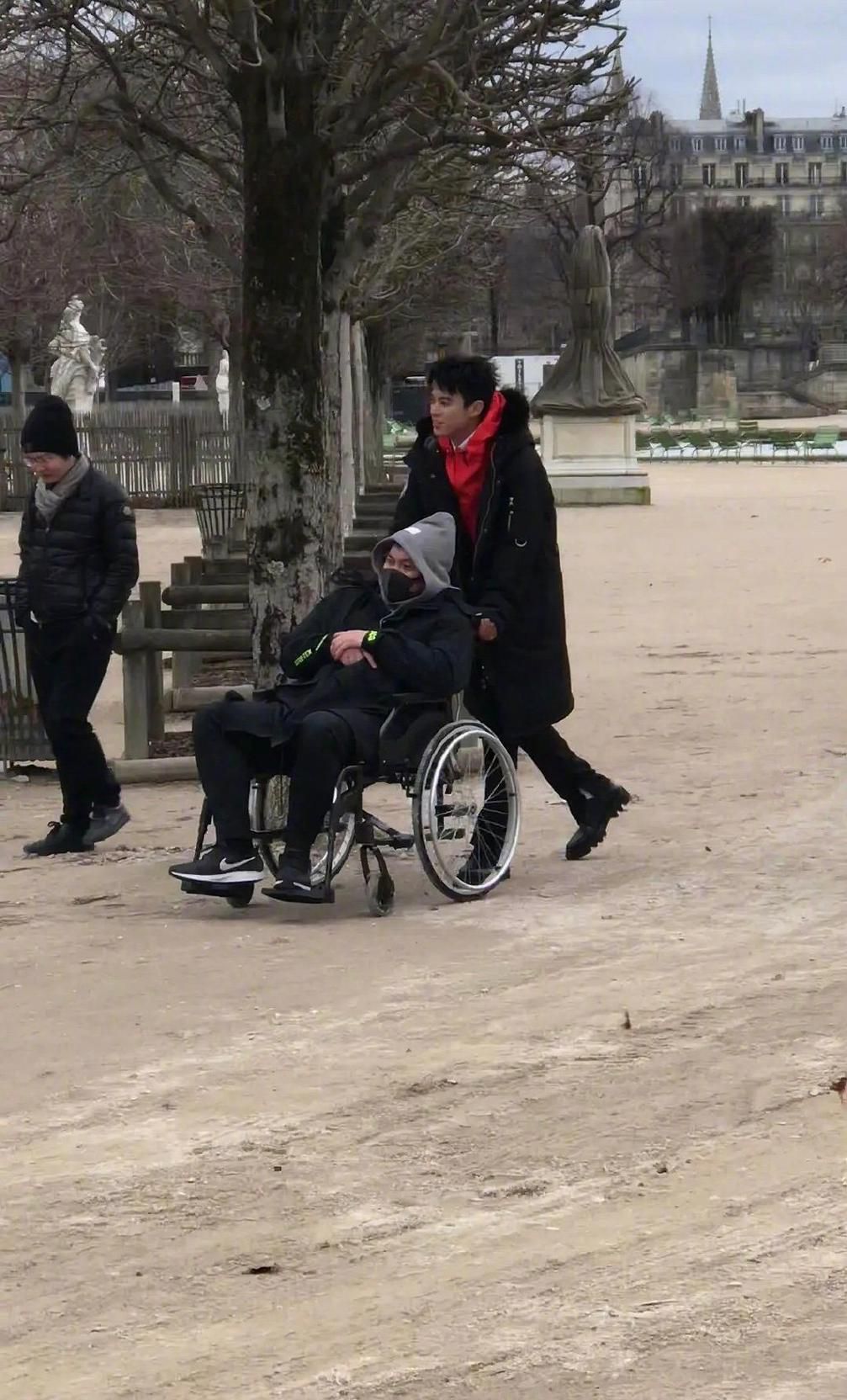 网友偶遇王鹤棣给工作人员推轮椅 贴心照顾受伤人员超暖心