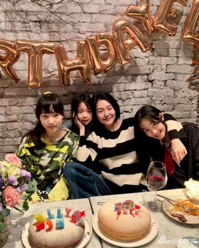 小S甜搂大女儿为其庆生 与三位女儿扮鬼脸合影