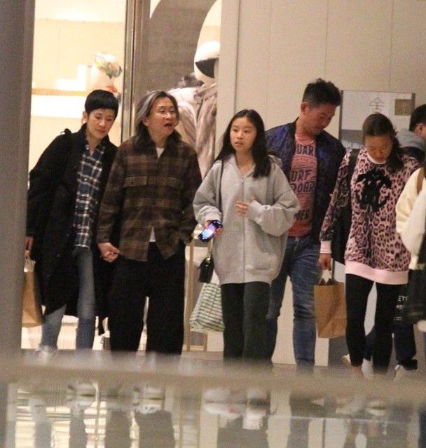 大笑姑婆有接班! 陈可辛吴君如携爱女用餐大笑超开心