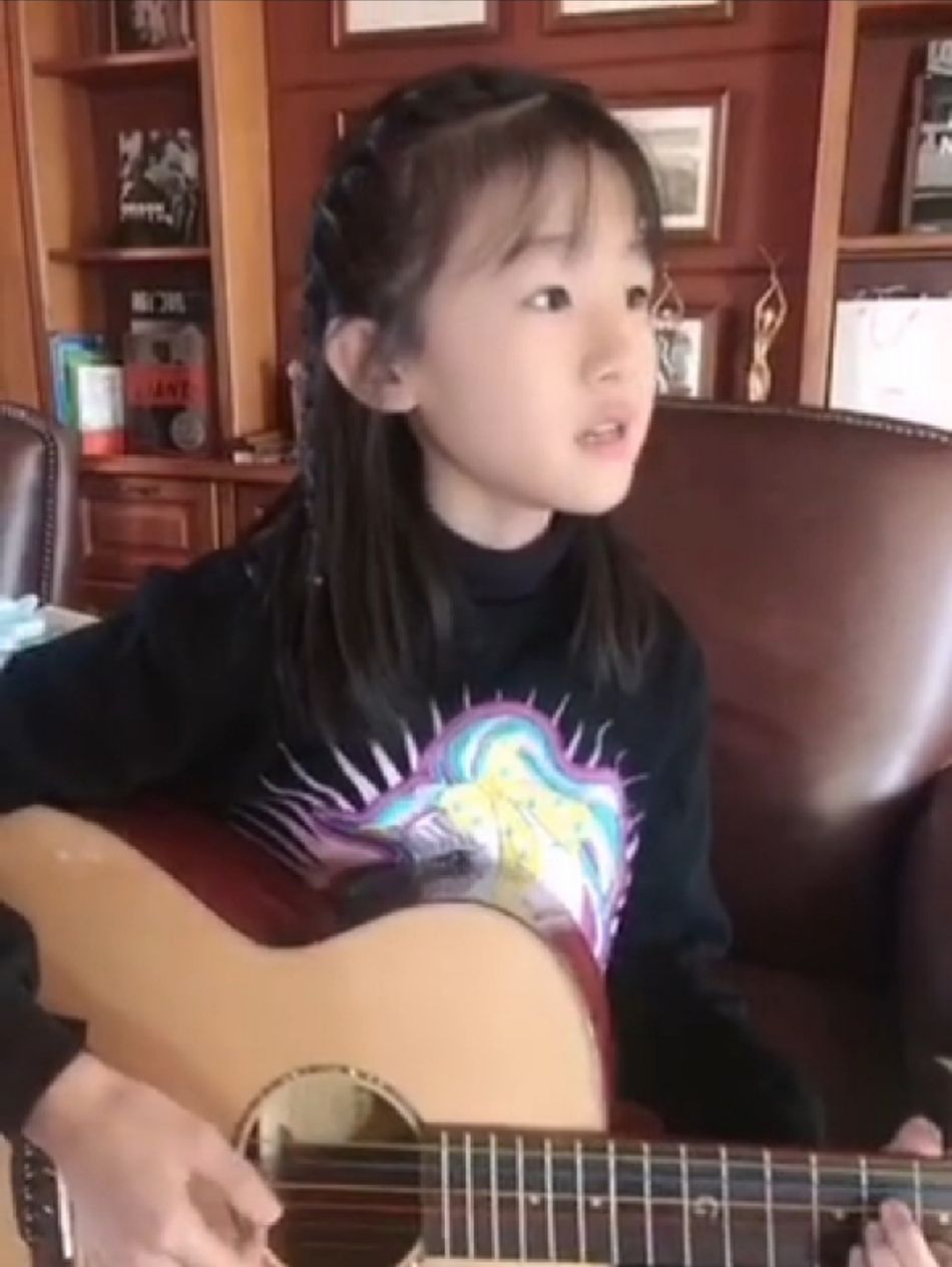 陆毅女儿贝儿吉他弹唱《匆匆那年》 