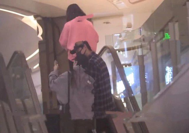 尹正蒋梦婕被偶遇 穿情侣羽绒服逛街