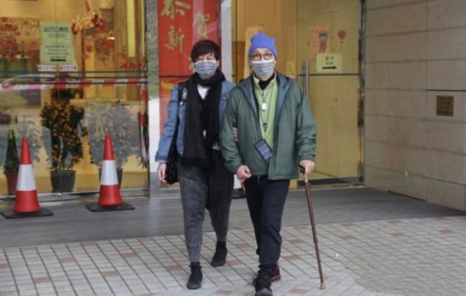 70岁刘松仁被曝中风后积极治疗 在太太陪伴下到康复中心