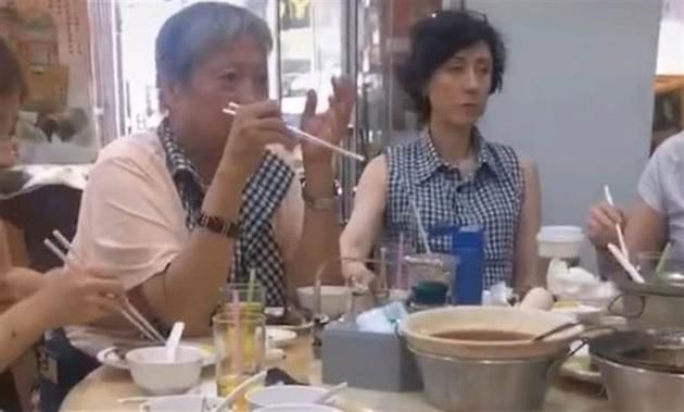 洪金宝与爱妻游泰国度春节 外出吃饭被网友偶遇