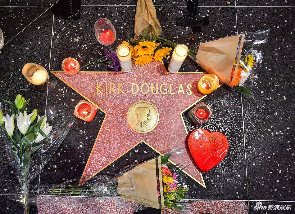 柯克·道格拉斯去世 星光大道铺满鲜花蜡烛悼念