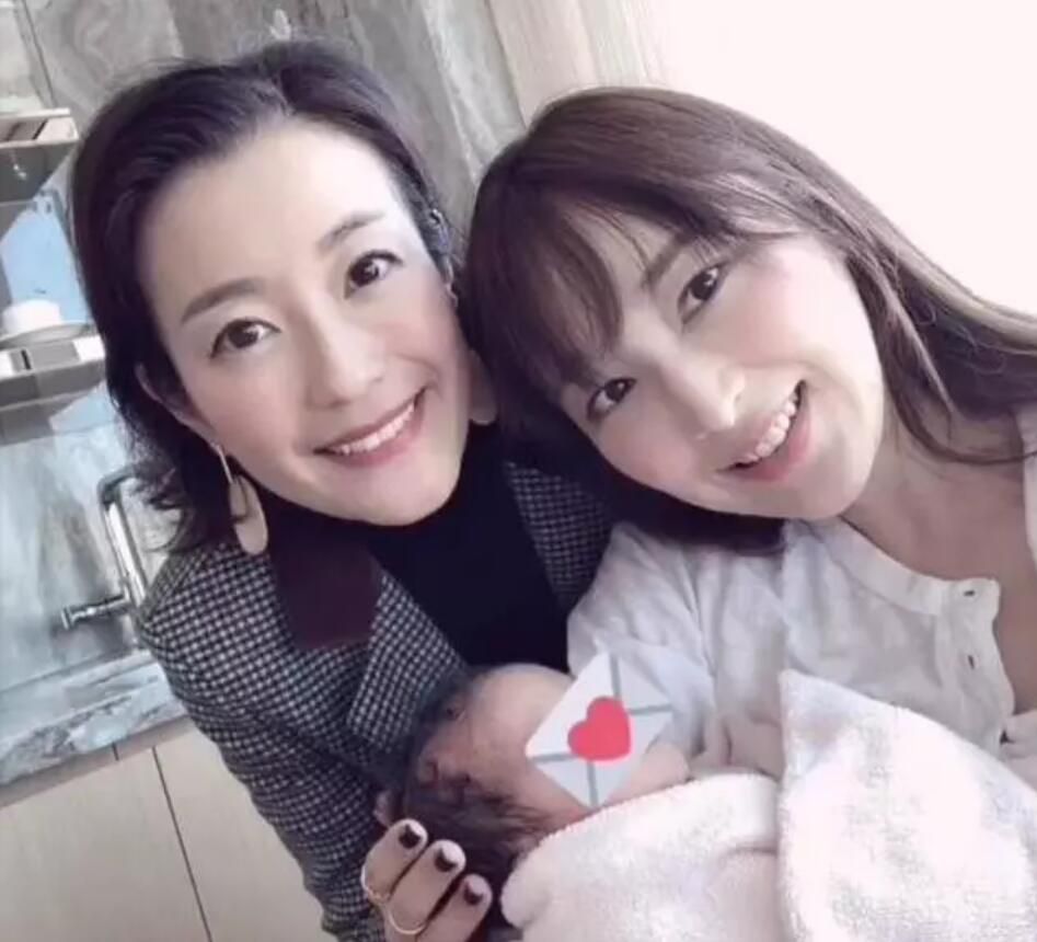 吴佩慈首次抱四胎女儿出镜 素颜清纯冻龄有术