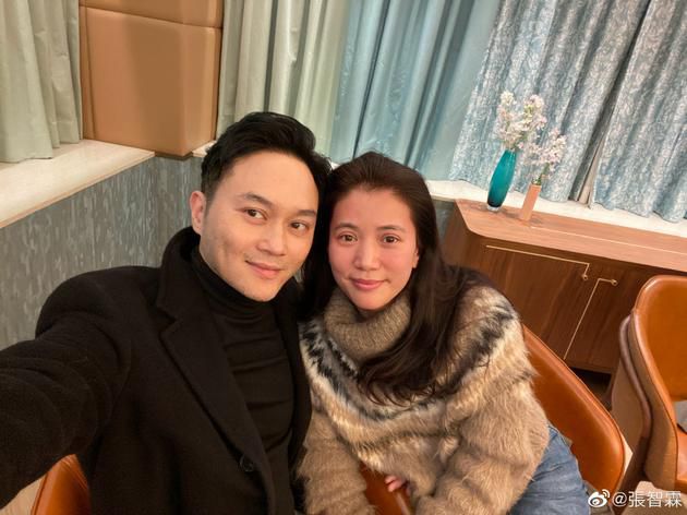 结婚19周年恩爱不减！张智霖搂袁咏仪在怀超宠溺