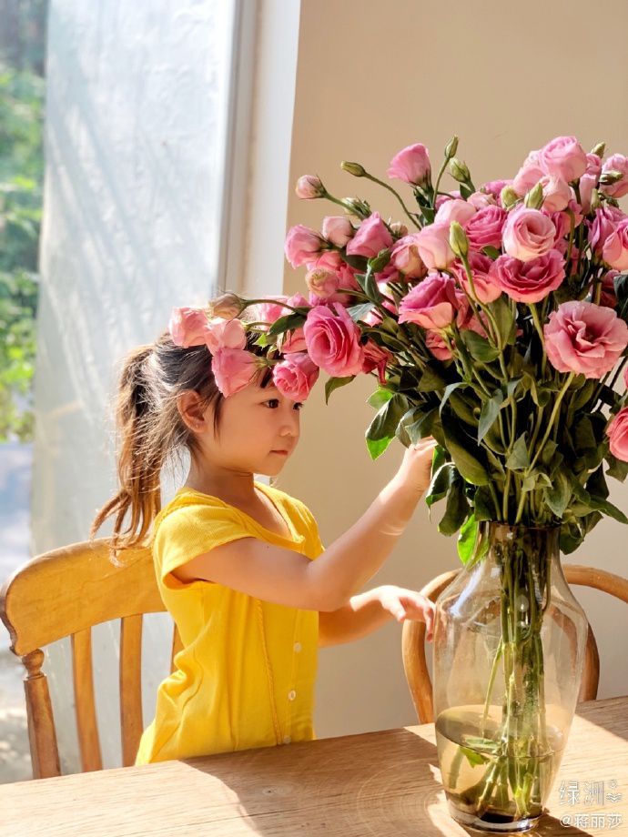 蒋丽莎绿洲分享宅家日常 女儿扎马尾专注插花乖巧可爱