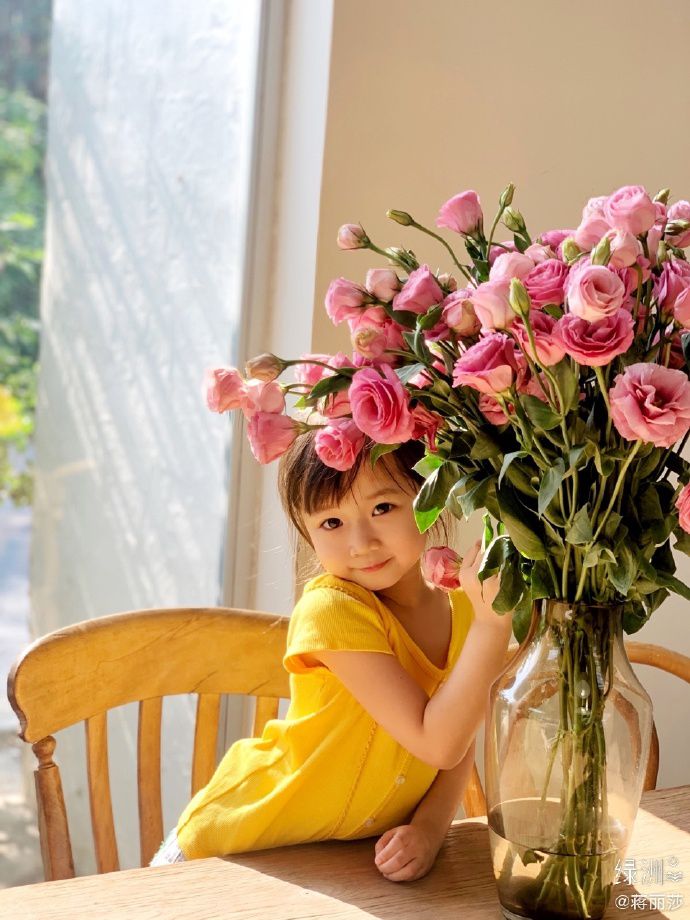 蒋丽莎绿洲分享宅家日常 女儿扎马尾专注插花乖巧可爱
