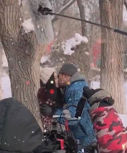 温碧霞新戏路透曝光 雪地里拍吻戏满脸娇羞