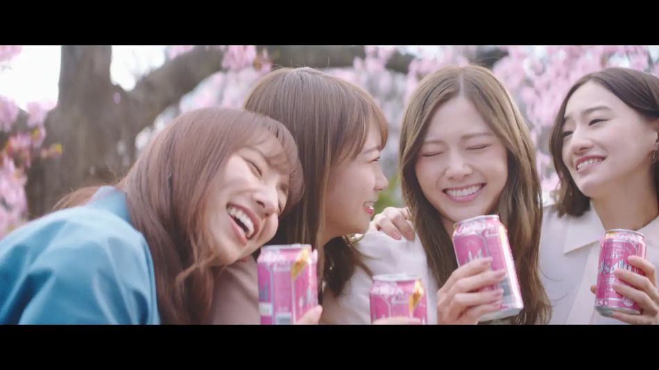 乃木坂46四位成员拍广告 樱花树下举杯欢送白石麻衣
