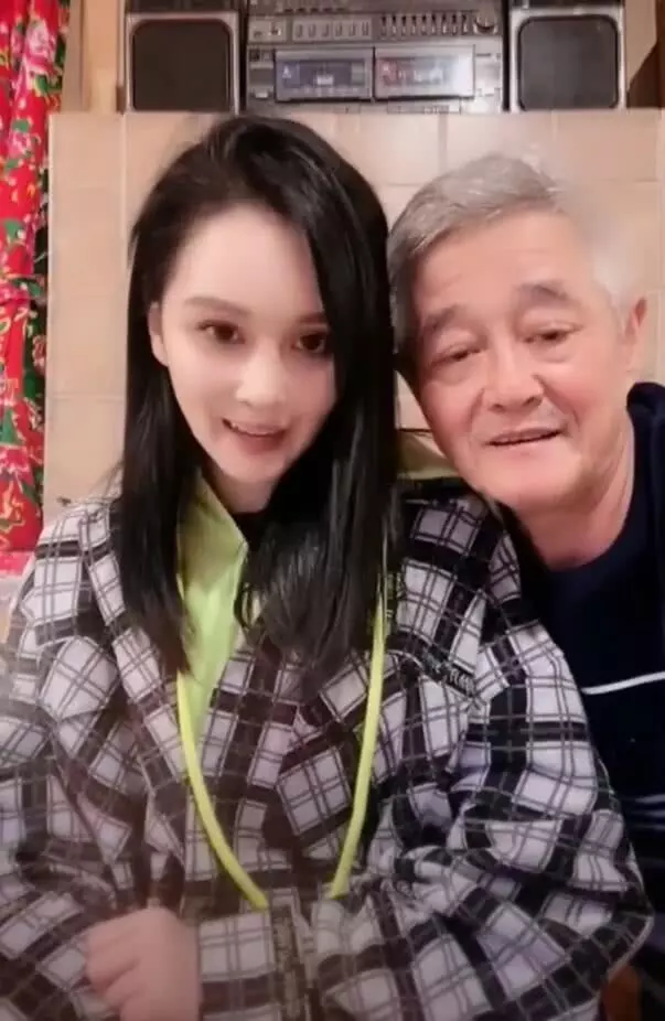 赵本山现身女儿直播间 感谢粉丝支持并称球球心理很脆弱