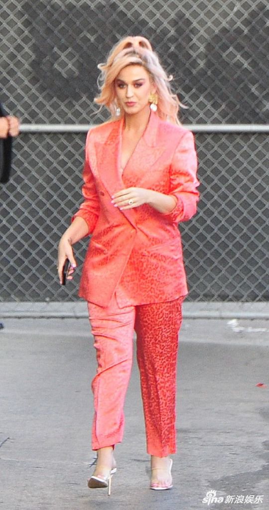 “水果姐”凯蒂·派瑞穿红色套装靓爆街头 从容迈步气场在线