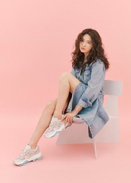 宋慧乔宣传照少女感满满 淡妆配蓬松卷发知性大方
