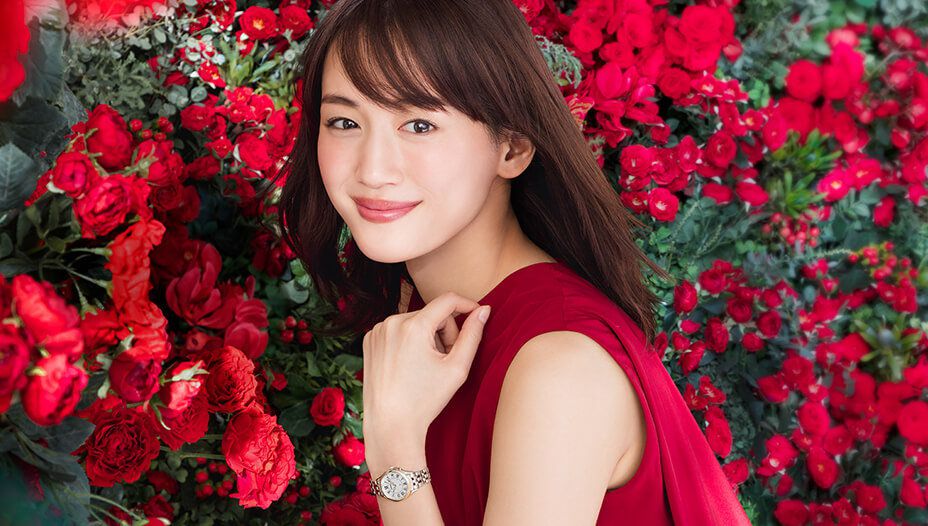 绫濑遥拍奢侈品广告写真 置身玫瑰花海美艳十足