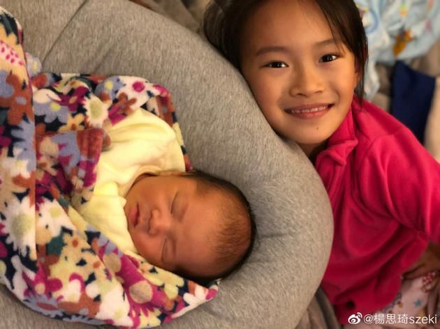 杨思琦首次晒二胎正面照 宝宝熟睡姐姐甜笑超有爱