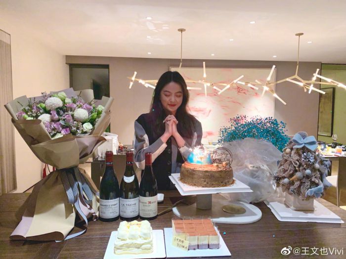 王中磊女儿晒22岁庆生照 双手合十许愿被蛋糕鲜花包围