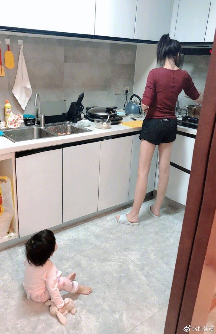 杜若溪为女儿做花样美食 肉肉坐地上乖巧等待画面有爱