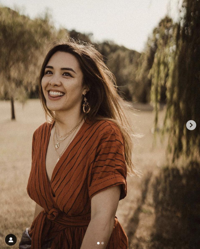 钟丽缇混血大女儿晒近照 穿v领长裙露灿笑吐舌头超可爱