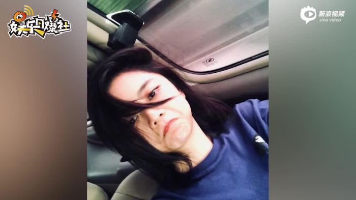 谭松韵晒素颜自拍美照 对镜嘟嘴比耶表情逗趣可爱